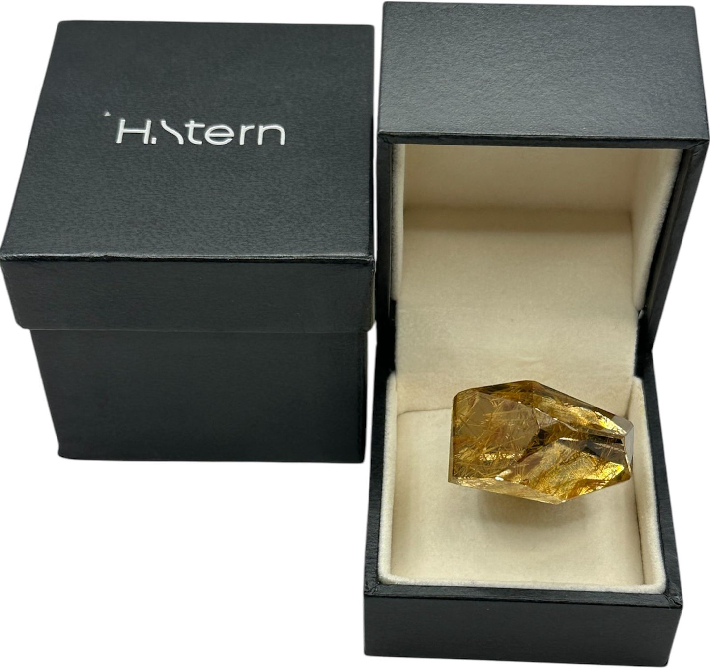 Anillo de oro amarillo con cuarzo